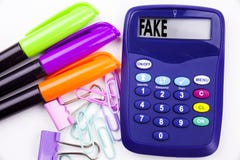 As notícias da falsificação da palavra da escrita text no escritório com arredores tais como o marcador, escrita da pena na calcu foto de stock royalty free As notícias da falsificação da palavra da escrita text no escritório com arredores tais como o marcador, escrita da pena na calcu foto de stock royalty free