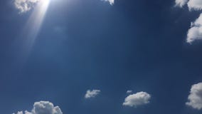 As nuvens brancas desaparecem no sol quente no céu azul o movimento do Tempo-lapso nubla-se o fundo do céu azul vídeos de arquivo As nuvens brancas desaparecem no sol quente no céu azul o movimento do Tempo-lapso nubla-se o fundo do céu azul vídeos de arquivo