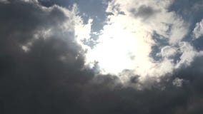 As nuvens obscureceram o sol antes da tempestade video estoque As nuvens obscureceram o sol antes da tempestade video estoque