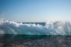 As ondas bateram a superfície dura das lajes de cimento foto de stock As ondas bateram a superfície dura das lajes de cimento foto de stock