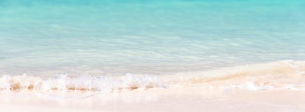 As ondas na areia e na turquesa brancas molham, fundo panorâmico fotografia de stock As ondas na areia e na turquesa brancas molham, fundo panorâmico fotografia de stock
