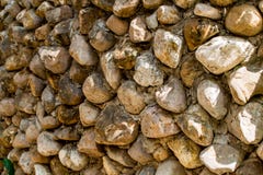 As paredes de pedras marrons são emplastradas contra a parede imagem de stock As paredes de pedras marrons são emplastradas contra a parede imagem de stock