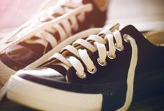 As sapatas pretas dos esportes encontram-se no corredor imagem de stock royalty free As sapatas pretas dos esportes encontram-se no corredor imagem de stock royalty free