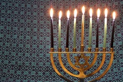 As velas do Lit de Menorah do Hanukkah com tela azul modelam o fundo imagem de stock royalty free As velas do Lit de Menorah do Hanukkah com tela azul modelam o fundo imagem de stock royalty free