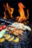 Asado a la parilla de las codornices de las aves de corral y de las verduras jugosas frescas en un restaurante Foto de archivo