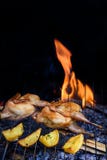 Asado a la parilla de las codornices de las aves de corral y de las verduras jugosas frescas en un restaurante Fotos de archivo libres de regalías