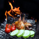 Asado a la parilla de las codornices de las aves de corral y de las verduras jugosas frescas en un restaurante Fotos de archivo