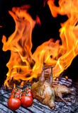 Asado a la parilla de las codornices de las aves de corral y de las verduras jugosas frescas en un restaurante Foto de archivo