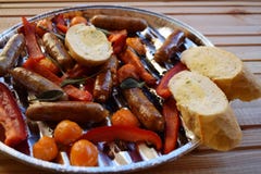 Asado a la parilla de las salchichas y verduras y especias en la parrilla Fotografía de archivo libre de regalías Asado a la parilla de las salchichas y verduras y especias en la parrilla Fotografía de archivo libre de regalías
