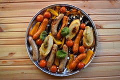 Asado a la parilla de las salchichas y verduras y especias en la parrilla Fotos de archivo libres de regalías Asado a la parilla de las salchichas y verduras y especias en la parrilla Fotos de archivo libres de regalías