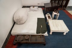 ascetische levensomstandigheden van Mahatma Gandhi in het huis van het Museum stock afbeeldingen ascetische levensomstandigheden van Mahatma Gandhi in het huis van het Museum stock afbeeldingen