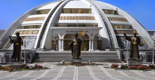 Aschgabat, Turkmenistan - Oktober, 15 2014: Monument-Bogen von Inde Lizenzfreies Stockfoto Aschgabat, Turkmenistan - Oktober, 15 2014: Monument-Bogen von Inde Lizenzfreies Stockfoto