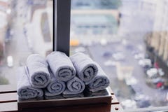 Asciugamano bianco rotolato della palestra di forma fisica per l'allenamento, gli sport e l'esercizio su un banco di legno immagini stock Asciugamano bianco rotolato della palestra di forma fisica per l'allenamento, gli sport e l'esercizio su un banco di legno immagini stock