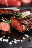 Ase a la parilla Rib Eye Steak o el filete de grupa - seque el bistec de costilla envejecido de Wagyu foto de archivo Ase a la parilla Rib Eye Steak o el filete de grupa - seque el bistec de costilla envejecido de Wagyu foto de archivo