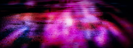 Asfalto mojado después de la lluvia, reflexión de las luces de neón en charcos Las luces de la noche, ciudad de neón Fondo oscuro foto de archivo libre de regalías Asfalto mojado después de la lluvia, reflexión de las luces de neón en charcos Las luces de la noche, ciudad de neón Fondo oscuro foto de archivo libre de regalías