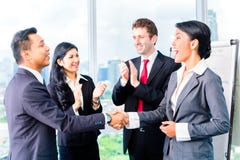 Asian Businesspeople shaking hands royalty free stock photography Asian Businesspeople shaking hands royalty free stock photography