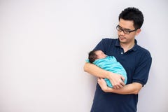 Asian chinese newborn baby girl and daddy in hospital stock photography Asian chinese newborn baby girl and daddy in hospital stock photography