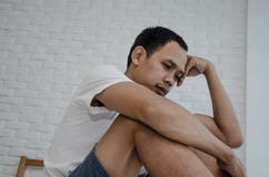 Asian men are not comfortable with pain royalty free stock images Asian men are not comfortable with pain royalty free stock images