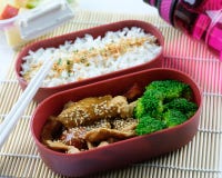 Asian style lunch box with sesame pork and broccoli royalty free stock photos Asian style lunch box with sesame pork and broccoli royalty free stock photos