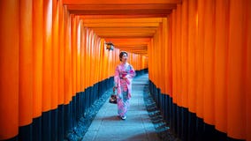 Asian women in traditional japanese kimonos at Fushimi Inari Shrine in Kyoto, Japan royalty free stock photography Asian women in traditional japanese kimonos at Fushimi Inari Shrine in Kyoto, Japan royalty free stock photography