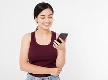 Asiatet den koreanska kvinnan är det läs- angenäma textmeddelandet på mobiltelefonen från hennes pojkvän under hennes vilotid, ko arkivbilder Asiatet den koreanska kvinnan är det läs- angenäma textmeddelandet på mobiltelefonen från hennes pojkvän under hennes vilotid, ko arkivbilder