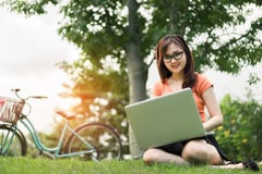Asiatico della donna che usando concetto all'aperto del computer portatile fotografia stock Asiatico della donna che usando concetto all'aperto del computer portatile fotografia stock