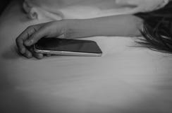 Asiatin, die zu Hause im Bett und im Handholdinghandy schläft Frau, die Smartphone im Schlafzimmer verwendet Abhängig Anwendung d stockbild Asiatin, die zu Hause im Bett und im Handholdinghandy schläft Frau, die Smartphone im Schlafzimmer verwendet Abhängig Anwendung d stockbild
