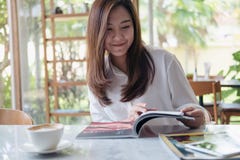 Asiatinlesebücher im weißen modernen Café stockfotos Asiatinlesebücher im weißen modernen Café stockfotos