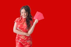 Asiatinnen in traditionellen chinesischen cheongsam Kleidern und Zeigen von roten Umschlägen für chinesisches neues Jahr stockfotos Asiatinnen in traditionellen chinesischen cheongsam Kleidern und Zeigen von roten Umschlägen für chinesisches neues Jahr stockfotos
