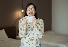 Asiatinniesen weil Verschmutzung im Schlafzimmer, junge weibliche erhaltene Nasenallergie lizenzfreie stockfotografie Asiatinniesen weil Verschmutzung im Schlafzimmer, junge weibliche erhaltene Nasenallergie lizenzfreie stockfotografie