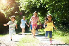 Asiatische Familie, die Weg in der Landschaft genießt stockbild Asiatische Familie, die Weg in der Landschaft genießt stockbild