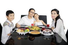 Asiatische Familie, die zusammen auf Studio zu Abend isst stockbilder Asiatische Familie, die zusammen auf Studio zu Abend isst stockbilder