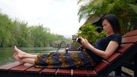 Asiatische Frau, die ein Buch liest stock video Asiatische Frau, die ein Buch liest stock video