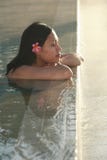 Asiatische Frau am Swimmingpool lizenzfreies stockbild Asiatische Frau am Swimmingpool lizenzfreies stockbild