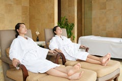Asiatische Freunde, die im Badekurort-Salon sich entspannen Stockbild Asiatische Freunde, die im Badekurort-Salon sich entspannen Stockbild