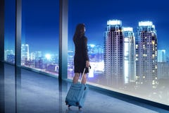 Asiatische Geschäftsfrau tragen Koffer mit Bürofensterhintergrund Lizenzfreie Stockfotos Asiatische Geschäftsfrau tragen Koffer mit Bürofensterhintergrund Lizenzfreie Stockfotos
