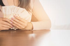 Asiatische Geschäftsfrauhand, die das Geld planieren, um zu investieren oder das Zahlen hält lizenzfreie stockfotos Asiatische Geschäftsfrauhand, die das Geld planieren, um zu investieren oder das Zahlen hält lizenzfreie stockfotos