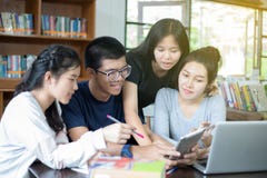 Asiatische Gruppe Studenten, die mit den Ideen für das Arbeiten an Th teilen lizenzfreie stockbilder Asiatische Gruppe Studenten, die mit den Ideen für das Arbeiten an Th teilen lizenzfreie stockbilder