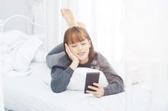 Asiatische Leute mit Socail-Medien lizenzfreie stockbilder Asiatische Leute mit Socail-Medien lizenzfreie stockbilder