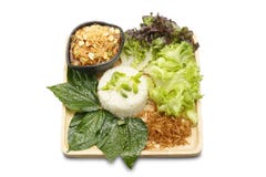 Asiatische Nahrung Reis mischte mit Kokosnuss-Creme mit Papaya-Salat khao Mann-Som Tam auf lokalisiertem weißem Hintergrund stockbild Asiatische Nahrung Reis mischte mit Kokosnuss-Creme mit Papaya-Salat khao Mann-Som Tam auf lokalisiertem weißem Hintergrund stockbild