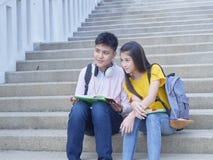 Asiatische Schulkinder, Mann und weibliches lizenzfreie stockfotografie Asiatische Schulkinder, Mann und weibliches lizenzfreie stockfotografie