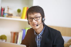 Asiatischer Betreiber des gut aussehenden Mannes bei der Arbeit, Gesch?ftsanzeigenkommunikation c lizenzfreies stockfoto Asiatischer Betreiber des gut aussehenden Mannes bei der Arbeit, Gesch?ftsanzeigenkommunikation c lizenzfreies stockfoto