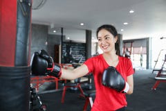 Asiatischer Boxer der Schönheiten glücklich und Spaßeignung Verpacken und Wortspiel stockfoto Asiatischer Boxer der Schönheiten glücklich und Spaßeignung Verpacken und Wortspiel stockfoto