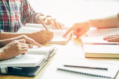 Asiatischer junger Mann, Homosexualität oder sitzendes Zeigen der Frau, die Untersuchung studierend Tutorbücher mit Freunden stockbilder Asiatischer junger Mann, Homosexualität oder sitzendes Zeigen der Frau, die Untersuchung studierend Tutorbücher mit Freunden stockbilder