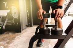 Asiatischer Mann Bodybuilder mit Dummkopf belastet Energie hübsches athle stockbilder Asiatischer Mann Bodybuilder mit Dummkopf belastet Energie hübsches athle stockbilder