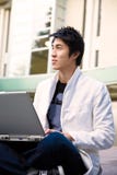 Asiatischer Student und Laptop stockbild Asiatischer Student und Laptop stockbild
