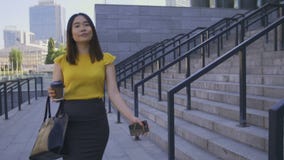 Asiatischer trinkender Kaffee der Geschäftsfrau unterwegs Asiatischer trinkender Kaffee der Geschäftsfrau unterwegs