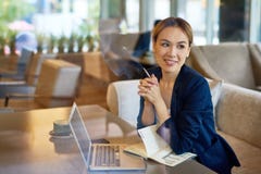 Asiatischer Unternehmer Working am Café stockfoto Asiatischer Unternehmer Working am Café stockfoto