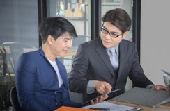 Asiatisches Geschäftsteam, das Dokument bei der Sitzung bespricht lizenzfreie stockfotografie Asiatisches Geschäftsteam, das Dokument bei der Sitzung bespricht lizenzfreie stockfotografie
