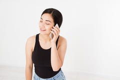 Asiatisches, koreanisches Mädchen, Frau, die am Handy lokalisiert auf weißem Hintergrund spricht stockfoto Asiatisches, koreanisches Mädchen, Frau, die am Handy lokalisiert auf weißem Hintergrund spricht stockfoto